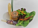 Herbstsalat mit Trauben, Speckchips, Schwiegermutterzunge, Balsamico-Dressing