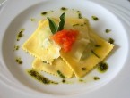 Ravioli mit Spinat-Cantadou an Salbeibutter